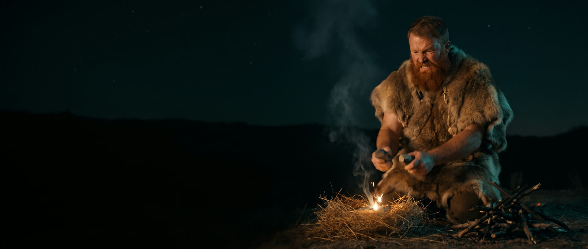 L'homme des cavernes tente d'allumer son feu avec deux silex.