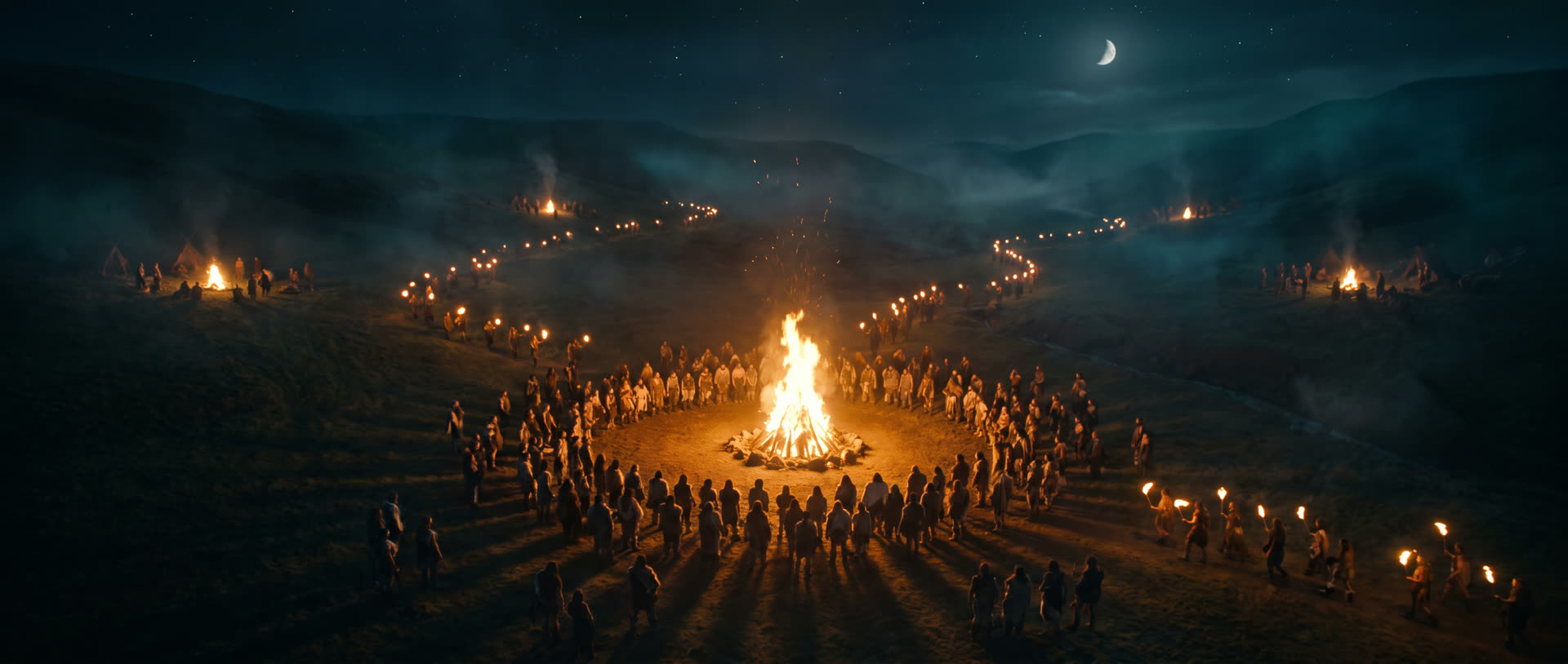 Vue aérienne de nuit d'une vallée avec un grand feu central et des feux concurrents.